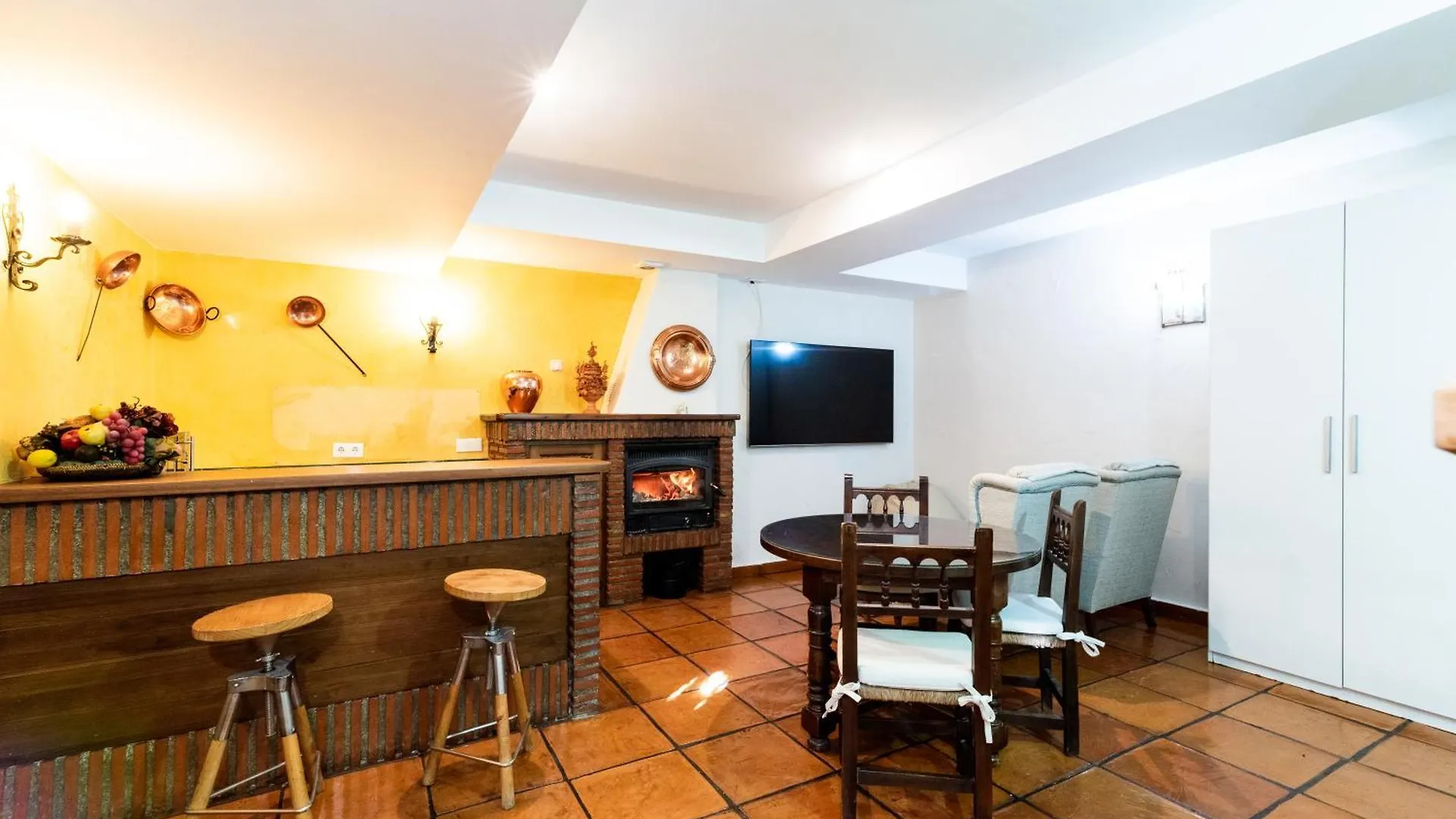 Comfort Breather - El Laurel Granada Apartment